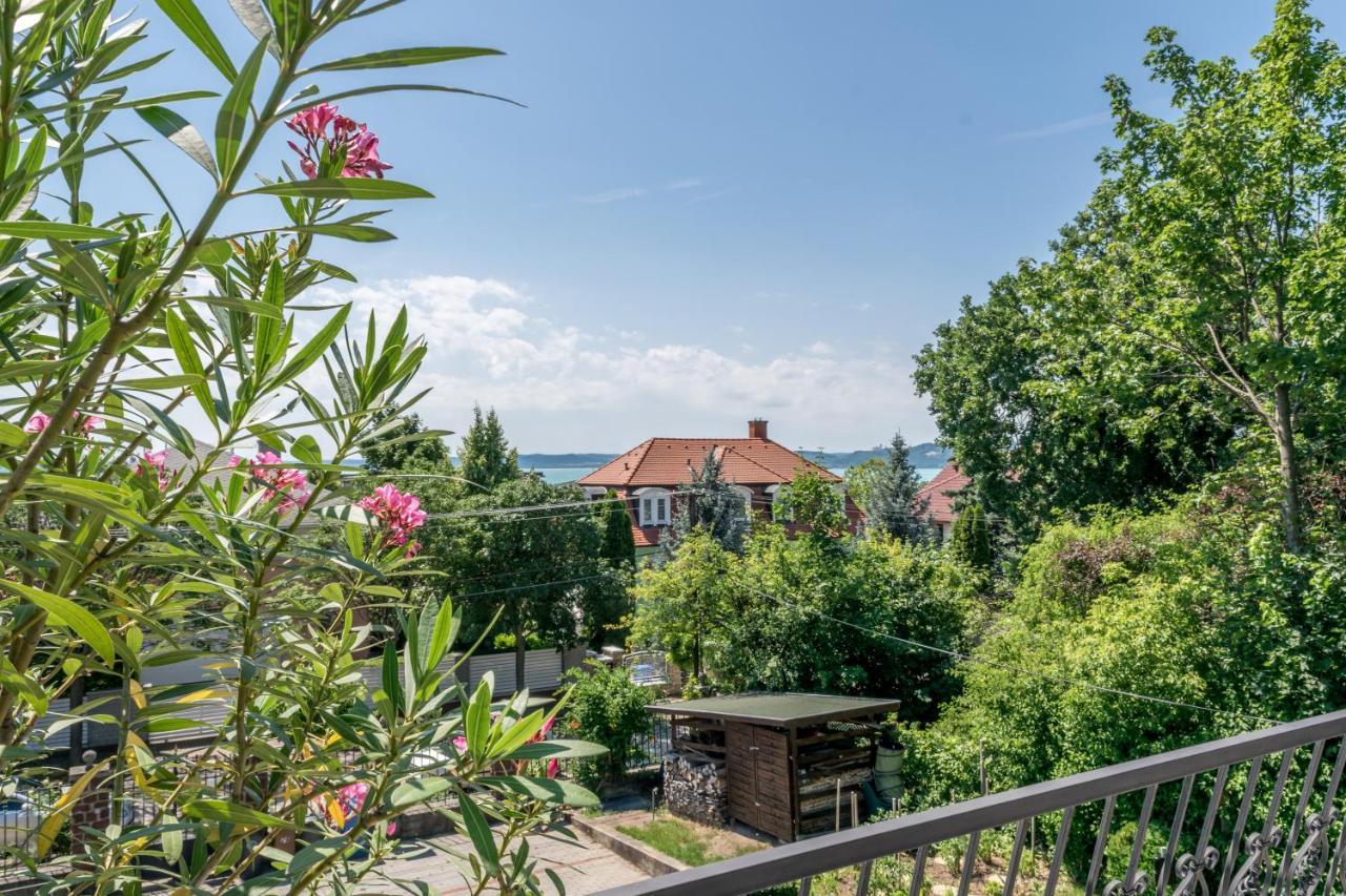 Mikes Vendeghaz Hotel Balatonfured Exterior photo