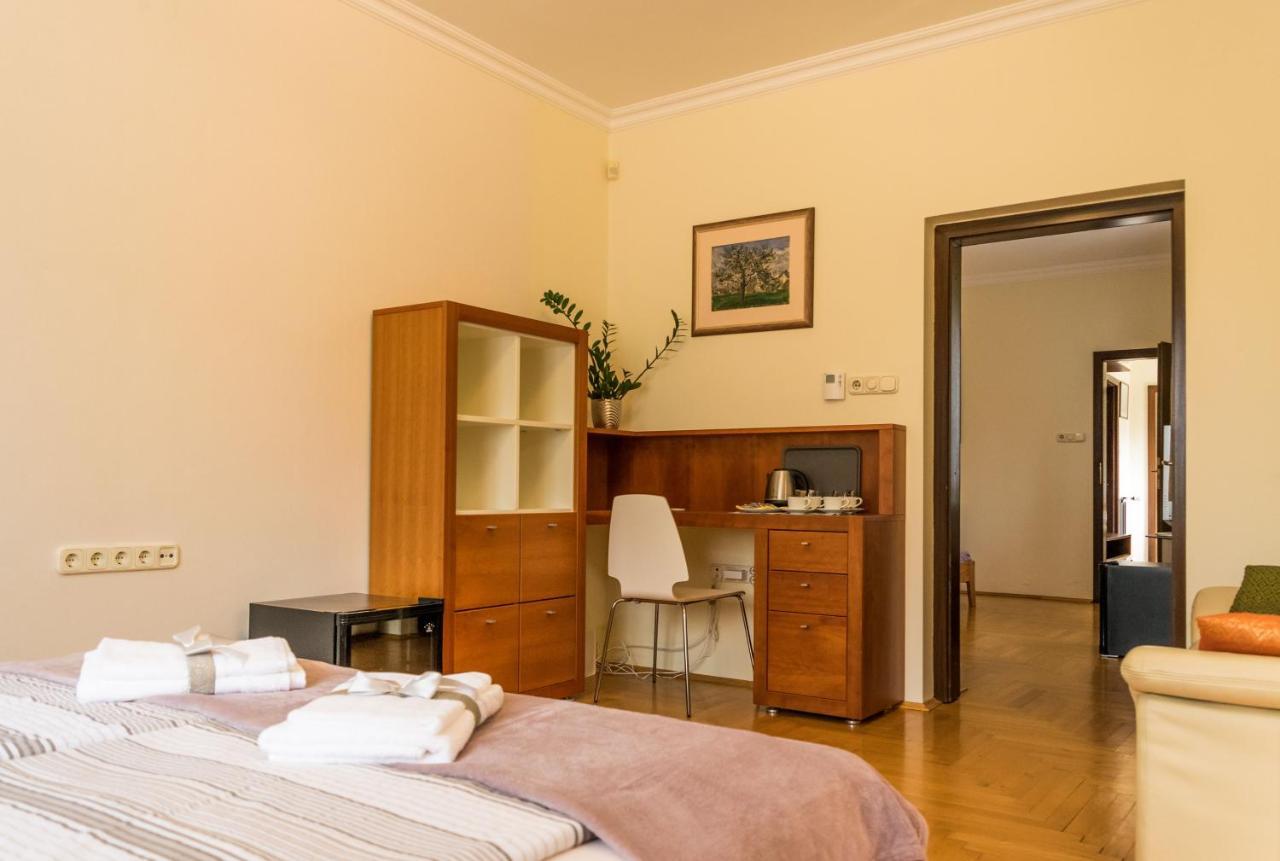 Mikes Vendeghaz Hotel Balatonfured Exterior photo