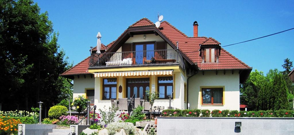 Mikes Vendeghaz Hotel Balatonfured Exterior photo
